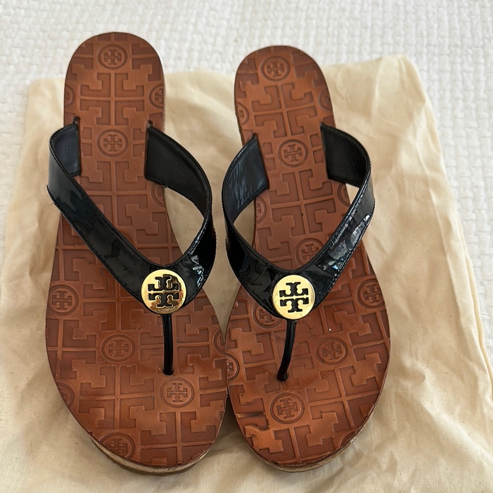 Tory Burch Black Patent Thong Sandals with Brown Footbed and Gold Logo